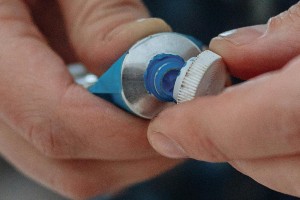 foto_handen_verf_blauw_olieverf.jpg